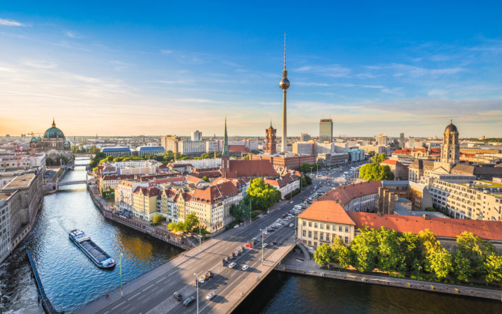 鸟瞰柏林天际线与著名的电视塔和施普雷河在美丽的夕阳下，德国。