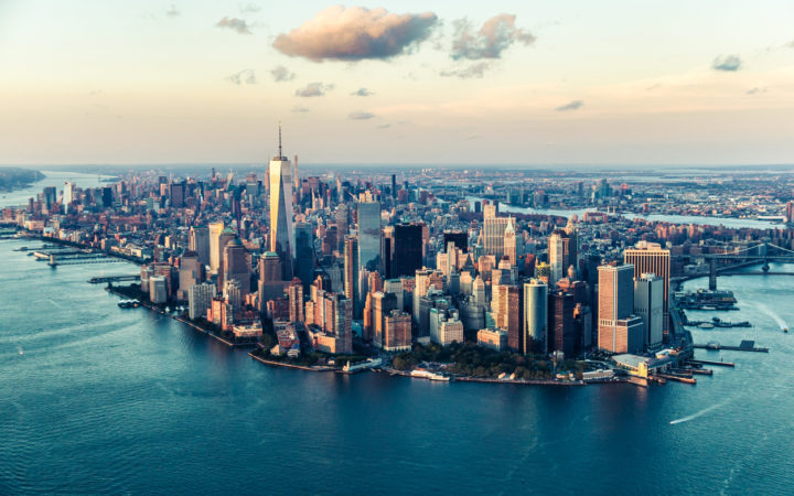 从高架角度拍摄的日落曼哈顿天际线。