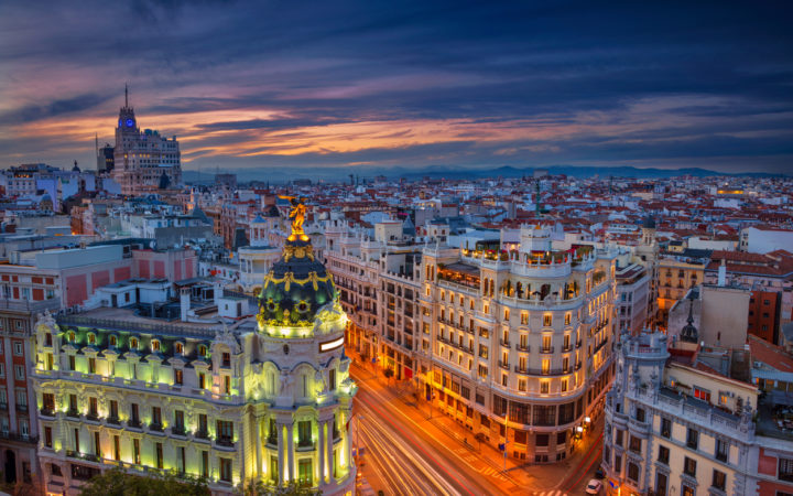 夕阳下的西班牙马德里城市景观。
