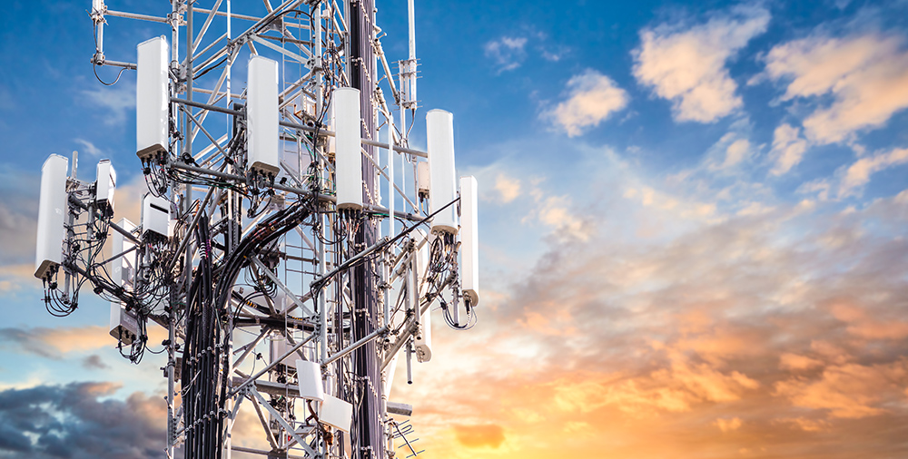 5G日落蜂窝塔:用于移动电话和视频数据传输的蜂窝通信塔